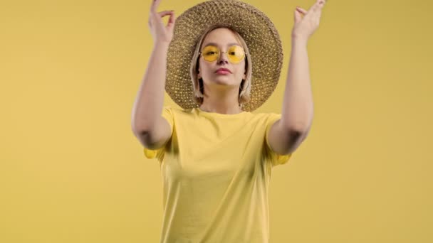 Słoneczna Dziewczyna Oddycha Głęboko Uspokaja Żółte Tło Studia Joga Równowaga — Wideo stockowe