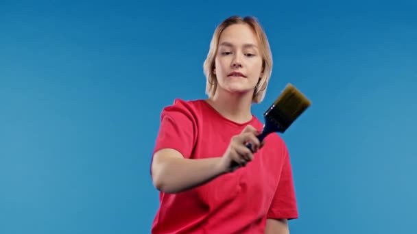 Genç Kadın Ressam Mavi Arka Planda Fırçayla Resim Yapmayı Taklit — Stok video