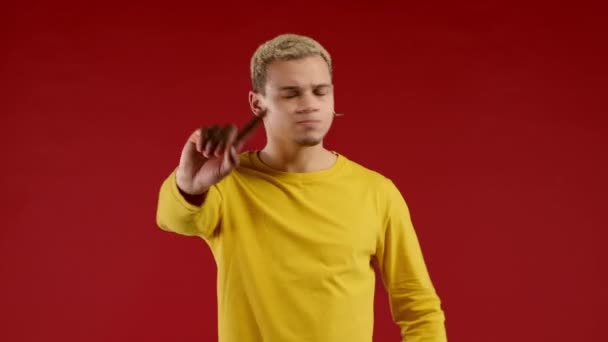 真剣なアフリカ系アメリカ人の男が停止指記号でジェスチャーを拒否している 私と遊ぶな 赤の背景に隔離された男 高品質4K映像 — ストック動画