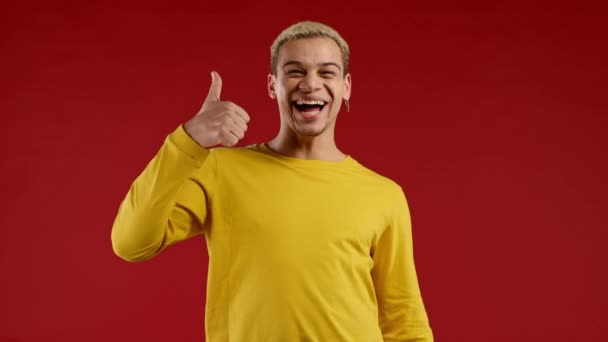 Schöner Mann Macht Handzeichen Wie Daumen Hoch Geste Glücklicher Kerl — Stockvideo