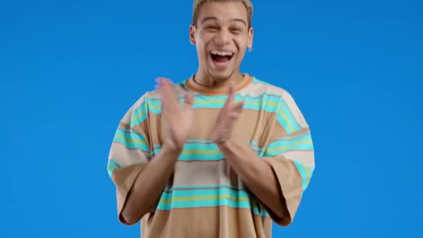 Usmívající Chlap Emocionálně Tleská Blahopřeje Šťastný Muž Tleskající Modrém Pozadí — Stock video