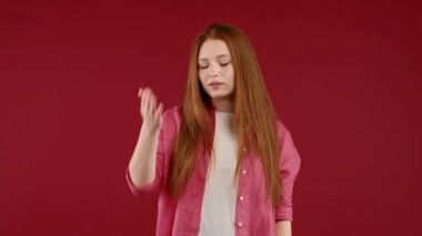 Endişeli kadın avuç içi hareketi yapıyor, hayır, unuttum. Üzüntü, pişmanlık, drama, başarısızlık, kırmızı arka planda sorunlar hisseden bir kız. Yüksek kalite 4k görüntü
