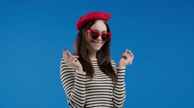 Gülümseyen Fransız kadın mavi stüdyo geçmişi için para jesti istiyor. Zeki, şık bayan sinsice gülümser, nasıl para kazanılacağını bilir. Kârlı yatırımlar, borsa oyunları, kripto para madenciliği. 4k