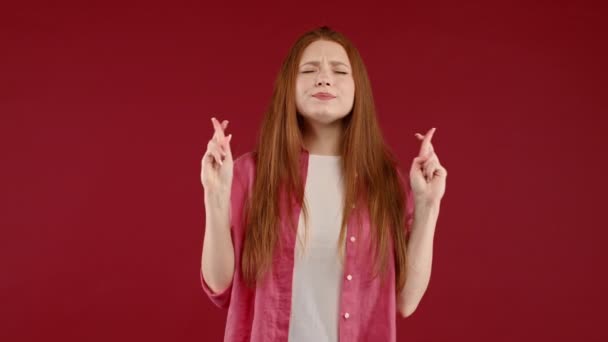 Csinos Imádkozik Keresztbe Tett Ujjakkal Vörös Háttérben Hölgy Könyörög Valakinek — Stock videók