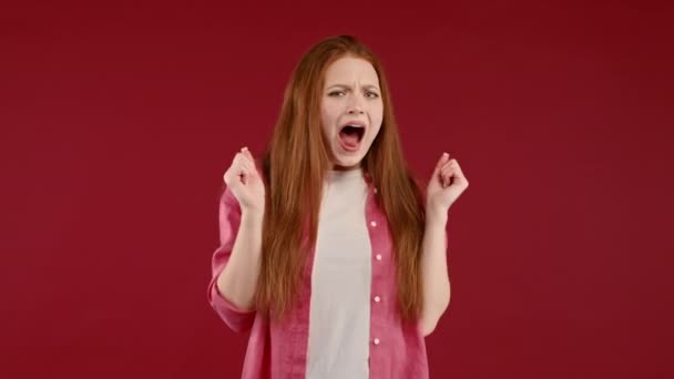 Bang Geschokte Vrouw Bang Voor Iets Schreeuwend Camera Met Grote — Stockvideo