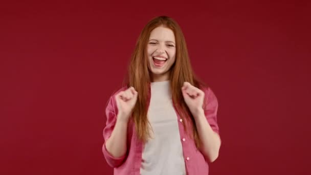 Šťastná Žena Tancuje Usmívající Atraktivní Zázvor Dívka Vychutnat Hudbu Život — Stock video