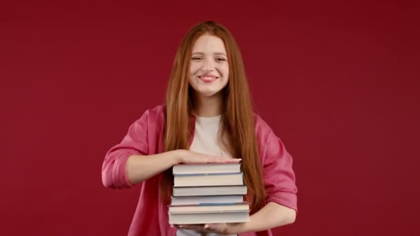 Europäische Clevere Studentin Hält Stapel Von Universitätsbüchern Aus Der Universitätsbibliothek — Stockvideo