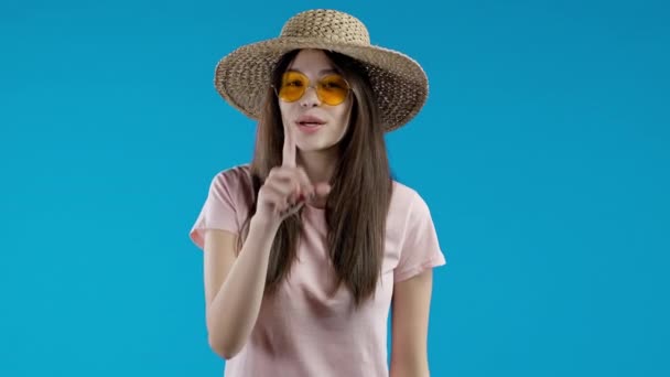 Gülümseyen Kadın Parmaklarını Dudaklarında Tutuyor Mavi Stüdyo Arka Planı Şşş — Stok video