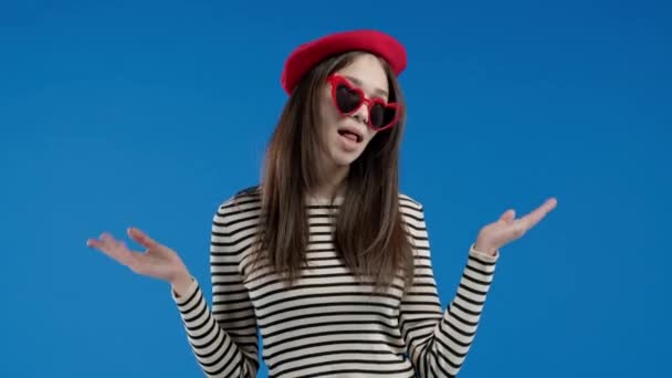 Mulher Moda Irritada Mostrando Gesto Bla Bla Bla Com Mãos — Vídeo de Stock