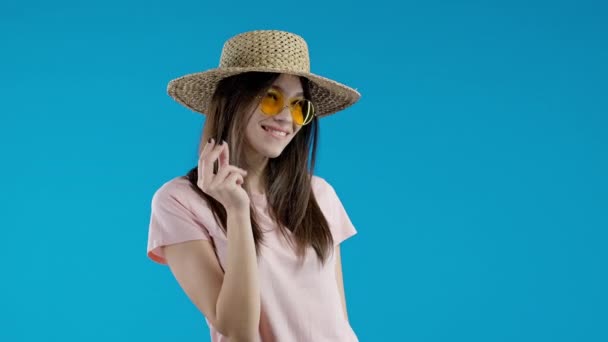 Usmívající Teenager Žádá Peníze Gesto Pozadí Modrého Studia Chytrá Dáma — Stock video