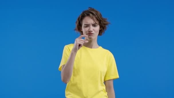 Groot Groot Klein Klein Concept Vrouw Met Verschil Tussen Onzichtbare — Stockvideo