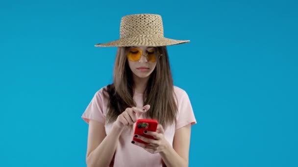 Insatisfeito Jovem Adolescente Recebeu Mensagem Desagradável Smartphone Menina Verão Asiática — Vídeo de Stock