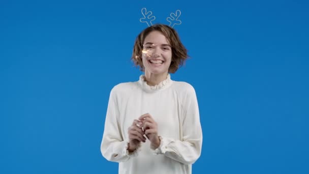 Junge Aufgeregte Frau Lächelt Mit Bengalfeuer Wunderkerze Auf Blauem Hintergrund — Stockvideo