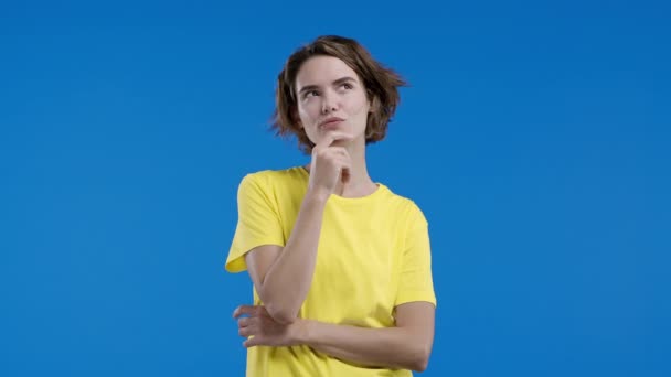 Νεαρή Σκεπτική Κυρία Που Έχει Λαμπρή Ιδέα Δείχνοντας Δάχτυλο Μπλε — Αρχείο Βίντεο