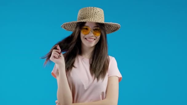 Hravá Asijská Žena Usmívá Flirtuje Kamerou Pozadí Modrého Studia Roztomilá — Stock video