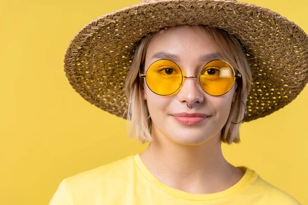 Portret Młodej Ładnej Blondynki Żółtym Tle Pracowni Pewny Siebie Słoneczny — Zdjęcie stockowe