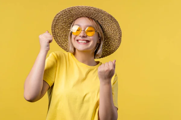 Dziewczyna Zadowolona Szczęśliwa Zaskoczona Szczęśliwa Dama Żółtym Tle Koncepcja Jackpota — Zdjęcie stockowe