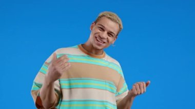 Afrika kökenli Amerikalı bir adam ona katılmayı teklif ediyor, el ele sarılma jesti ile işaret ediyor. Genç adam arıyor - Hey sen, buraya gel. Hippi ergen, şakacı, davetkar. Yüksek kalite 4k görüntü