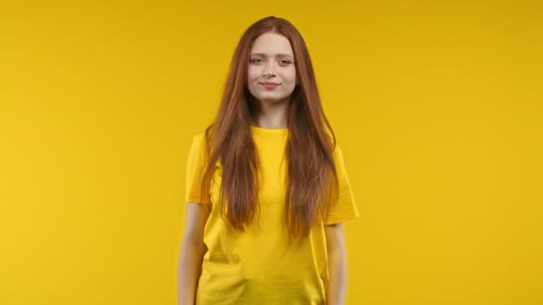 友善的女孩表现出肯定的信号点头表示同意积极的微笑的女人 肢体语言 正确的完美选择 很大程度上 黄色背景 高质量的4K镜头 — 图库视频影像