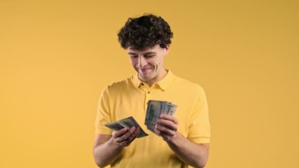 Удовлетворенный Человек Считая Доллары Молодой Парень Тысячелетия Студент Считает Деньги — стоковое видео