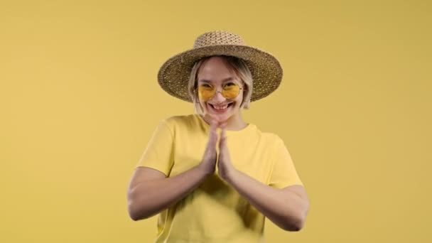 Щаслива Літня Жінка Аплодує Жовтому Тлі Усміхнена Пані Емоційна Плескає — стокове відео