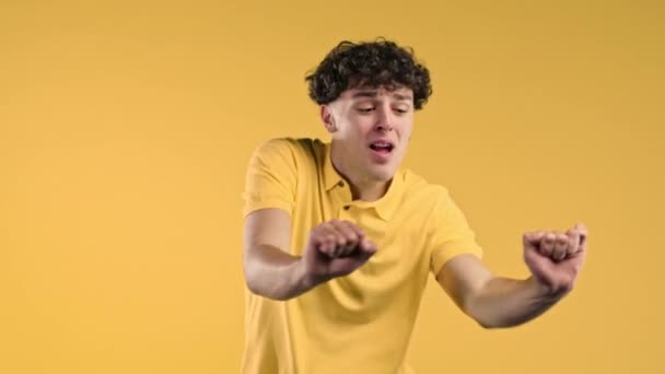 卷曲的年轻人跳舞 微笑的嬉皮士喜欢黄色背景的音乐和生活 积极向上的能量 有灵感的舞蹈理念 高质量的4K镜头 — 图库视频影像