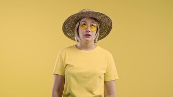 Unatkozó Feldúlt Felsóhajt Sárga Háttérrel Csinos Hölgy Elégedetlen Belefáradt Szituációba — Stock videók