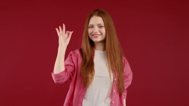 Όμορφη Γυναίκα Κάνει Χέρι Σημάδι Εντάξει Εντάξει Χειρονομία Ευτυχισμένο Κορίτσι — Αρχείο Βίντεο