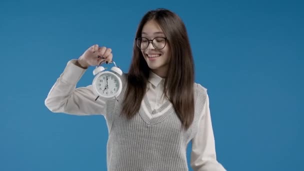 Счастливый Азиатский Студент Подросток Будильником Синем Фоне Раннее Утро Правильный — стоковое видео
