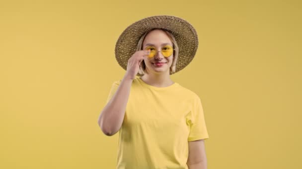 玩世不恭的金发女人笑着 在黄色工作室的背景上向镜头调情 漂亮时髦的女孩把头发整得整整齐齐 高质量的4K镜头 — 图库视频影像