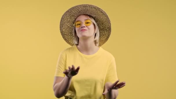 夏天时尚的女人跳舞 微笑的嬉皮士女孩喜欢黄色背景的音乐和生活 积极向上的能量 有灵感的舞蹈理念 高质量的4K镜头 — 图库视频影像