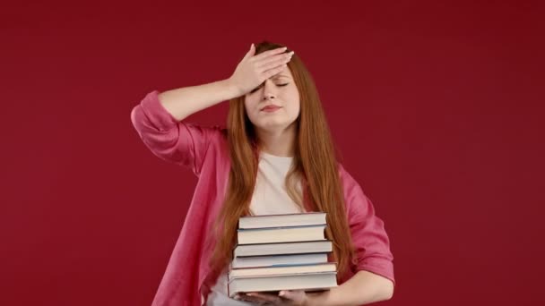 Líná Studentka Nespokojená Množstvím Knih Domácích Úkolů Červeném Pozadí Dívka — Stock video