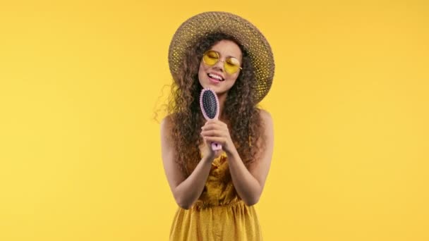 Chica Bonita Con Pelo Rizado Cantando Bailando Con Cepillo Peine — Vídeo de stock
