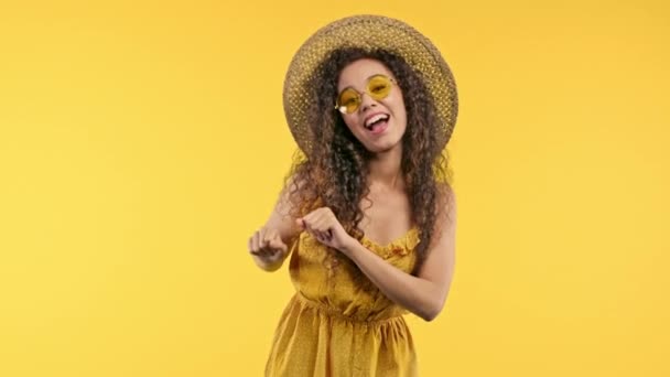 Mutlu Yaz Dansları Gülümseyen Hippi Kız Müziği Sarı Arka Planda — Stok video