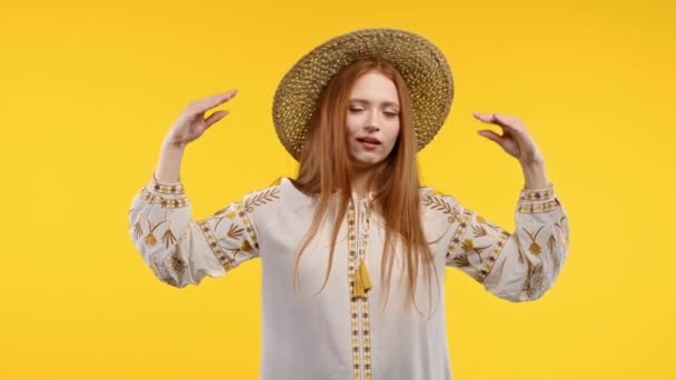 Mulher Ucraniana Irritada Mostrando Gesto Bla Bla Bla Com Mãos — Vídeo de Stock