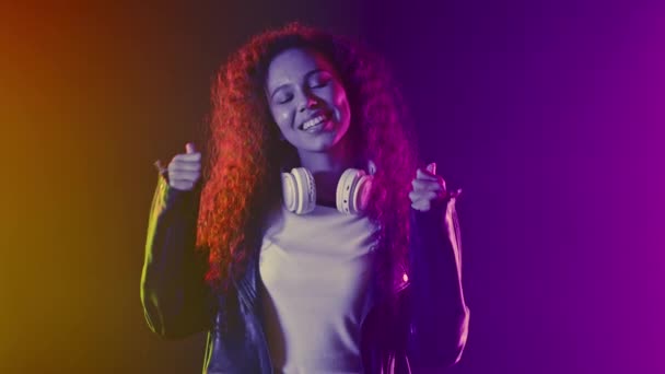 Lycklig Kvinna Rätt Perfekt Val Mycket Färgglada Neon Bakgrund Positiv — Stockvideo
