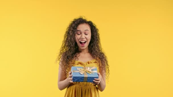 Sommergeburtstag Frau Lockiges Haar Mit Geschenkbox Auf Gelbem Hintergrund Mädchen — Stockvideo
