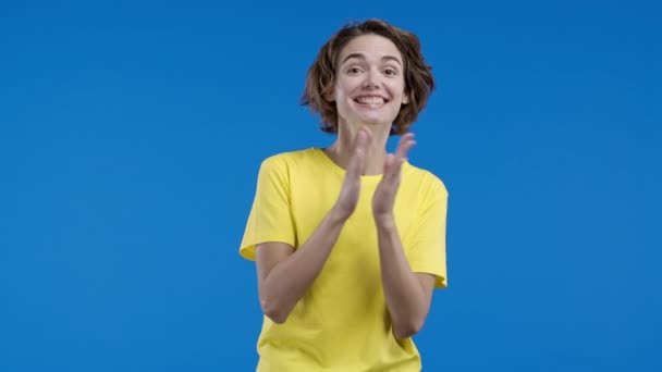 Femme Heureuse Applaudissant Sur Fond Bleu Dame Souriante Émotionnelle Applaudit — Video