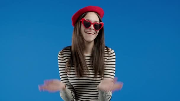 Wanita Bergaya Playful Tersenyum Menggoda Kamera Latar Belakang Studio Biru — Stok Video