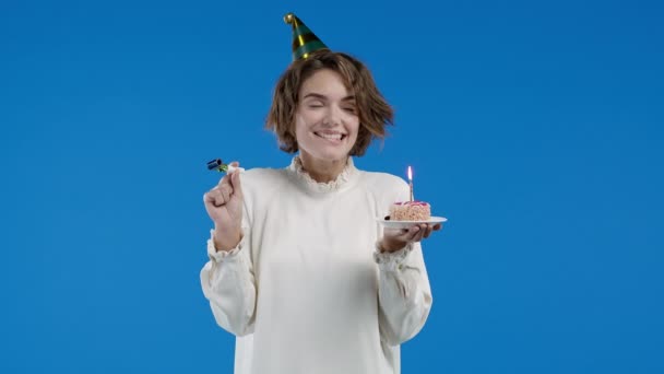 Днем Народження Жінка Робить Бажання Дме Свічку Торт Дівчина Сміється — стокове відео