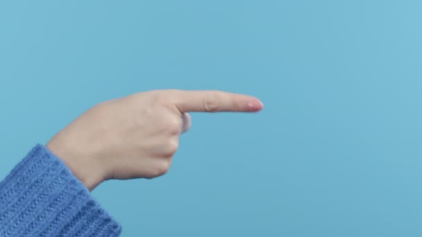 Повторюваність Жіноча Рука Рахує Від Пальцями Ізольовано Синьому Фоні Один — стокове відео