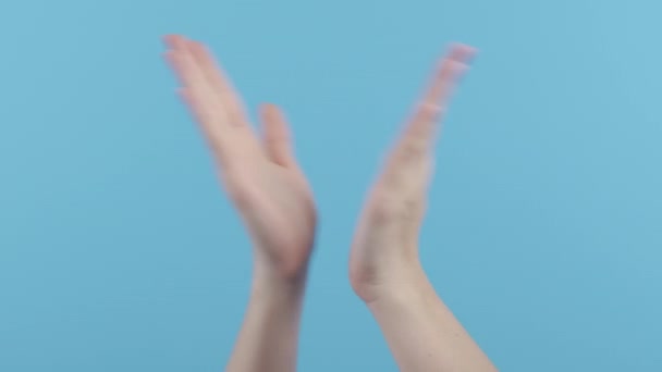 Руки Жінок Аплодують Синьому Фоні Невпізнавана Леді Плескає Долоні Вітаючи — стокове відео
