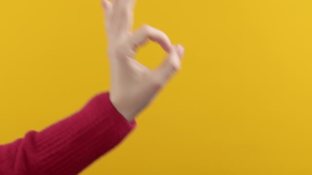 女性は手のサインを大丈夫 Okジェスチャー 正しい完璧な選択 大きな取引 黄色の背景 肯定的な女性の承認 信頼の概念 高品質4K映像 — ストック動画