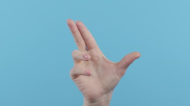 女性手指缩放使用触摸屏 透明屏幕蓝色工作室背景 复制空间 接口概念 高质量的4K镜头 — 图库视频影像