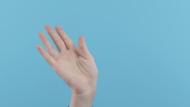 Vrouwelijke Hand Met Touchscreen Vegen Glijden Transparant Scherm Blauwe Studio — Stockvideo