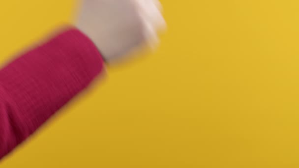 女性は手の記号のように 親指をジェスチャーします 正しい完璧な選択 大きな取引 黄色の背景 肯定的 信頼の概念 高品質4K映像 — ストック動画