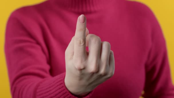 Ugenkendelig Kvinde Giver Vinkende Finger Tegn Close Håndstudie Gul Rød – Stock-video