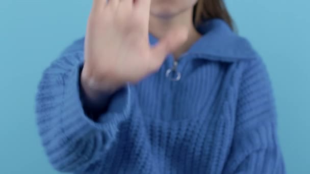 Serieuze Vrouw Met Afwijzend Gebaar Door Stop Vinger Teken Genoeg — Stockvideo