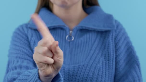 Mujer Irreconocible Mostrando Gesto Rechazo Por Señal Stop Finger Juegues — Vídeos de Stock
