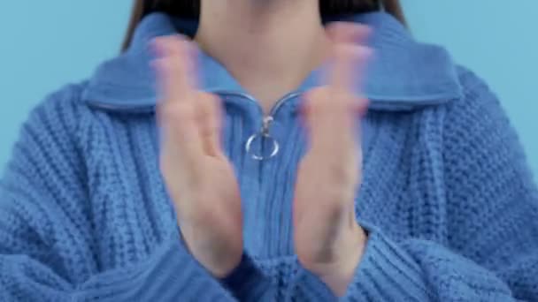 Šťastná Žena Tleskající Modrém Pozadí Neznámá Dáma Tleská Blahopřeje Podpora — Stock video